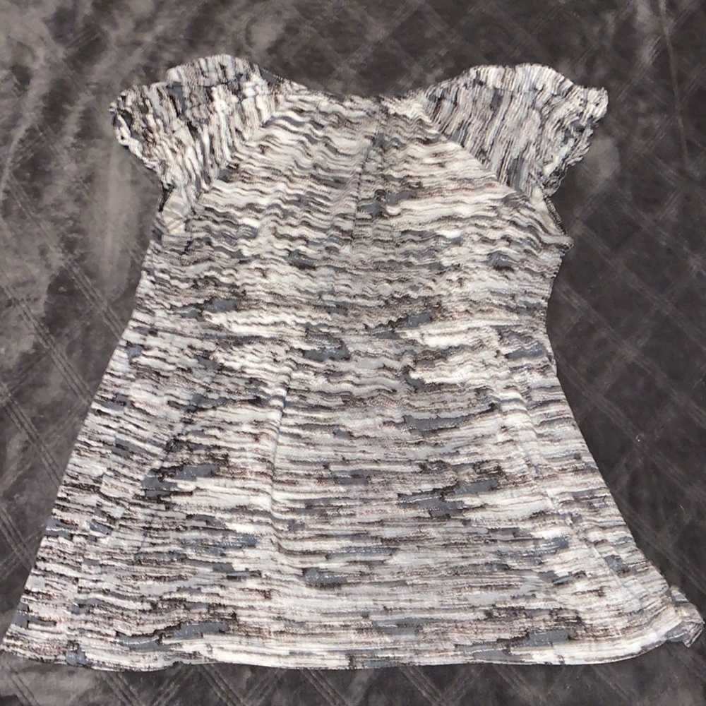 Woman’s Pattern Top - Picture 3 of 3